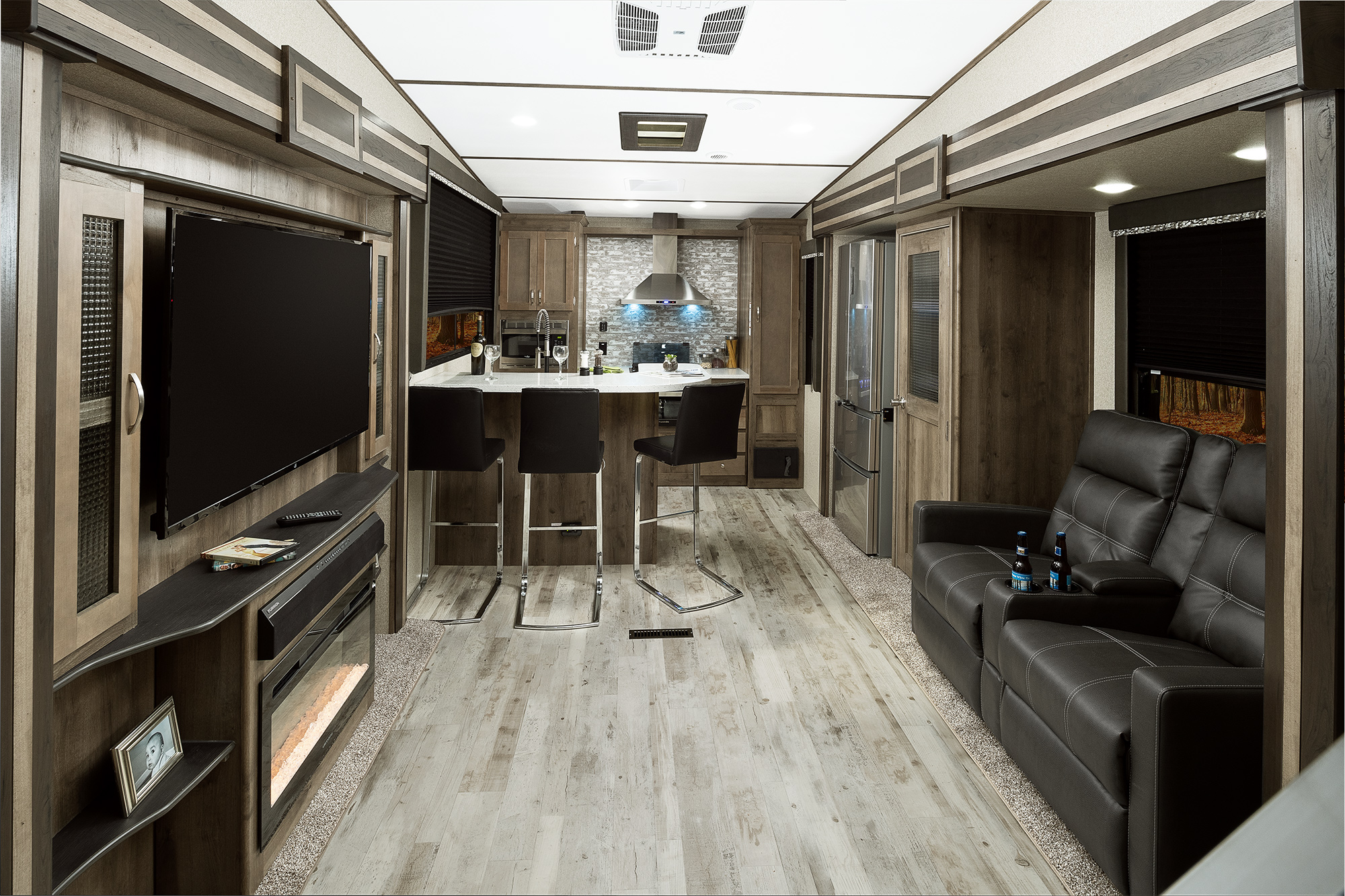 who manufactures sprinter travel trailers