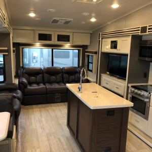 luxury mid profile 5th wheel